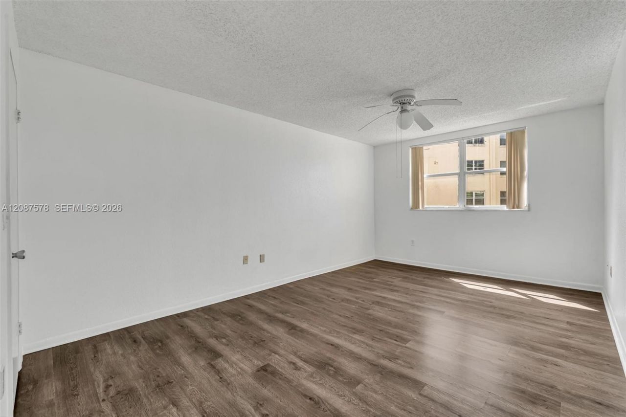 8255 Lake Dr , Unit 304, Doral, FL 33166 Photo