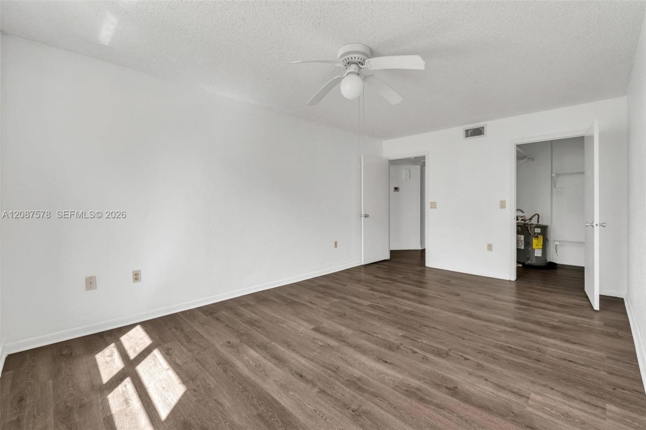 8255 Lake Dr , Unit 304, Doral, FL 33166 Photo