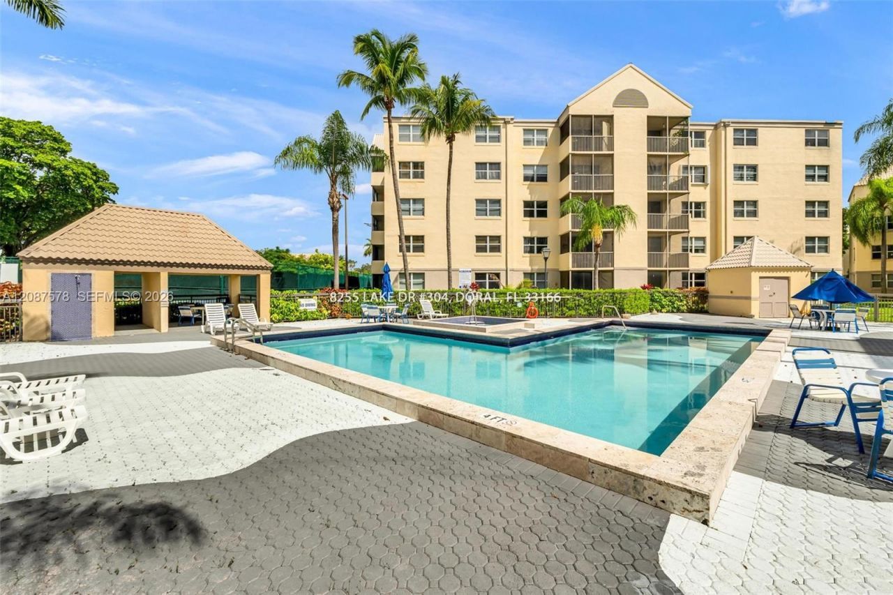 8255 Lake Dr , Unit 304, Doral, FL 33166 Photo