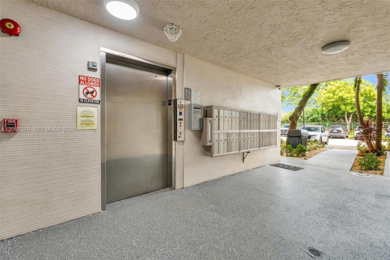 8255 Lake Dr , Unit 304, Doral, FL 33166 Photo