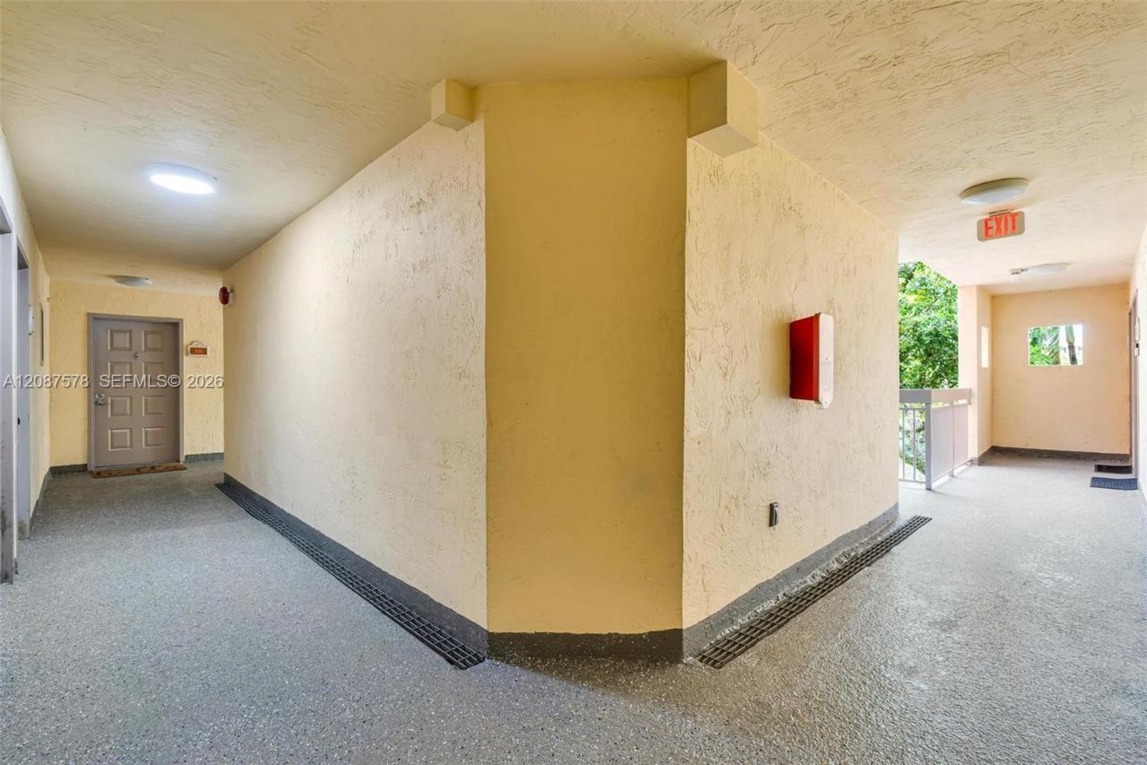 8255 Lake Dr , Unit 304, Doral, FL 33166 Photo