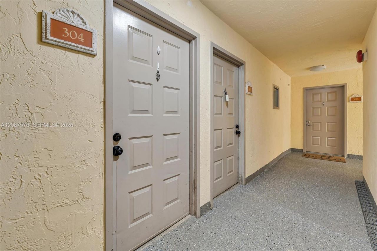 8255 Lake Dr , Unit 304, Doral, FL 33166 Photo