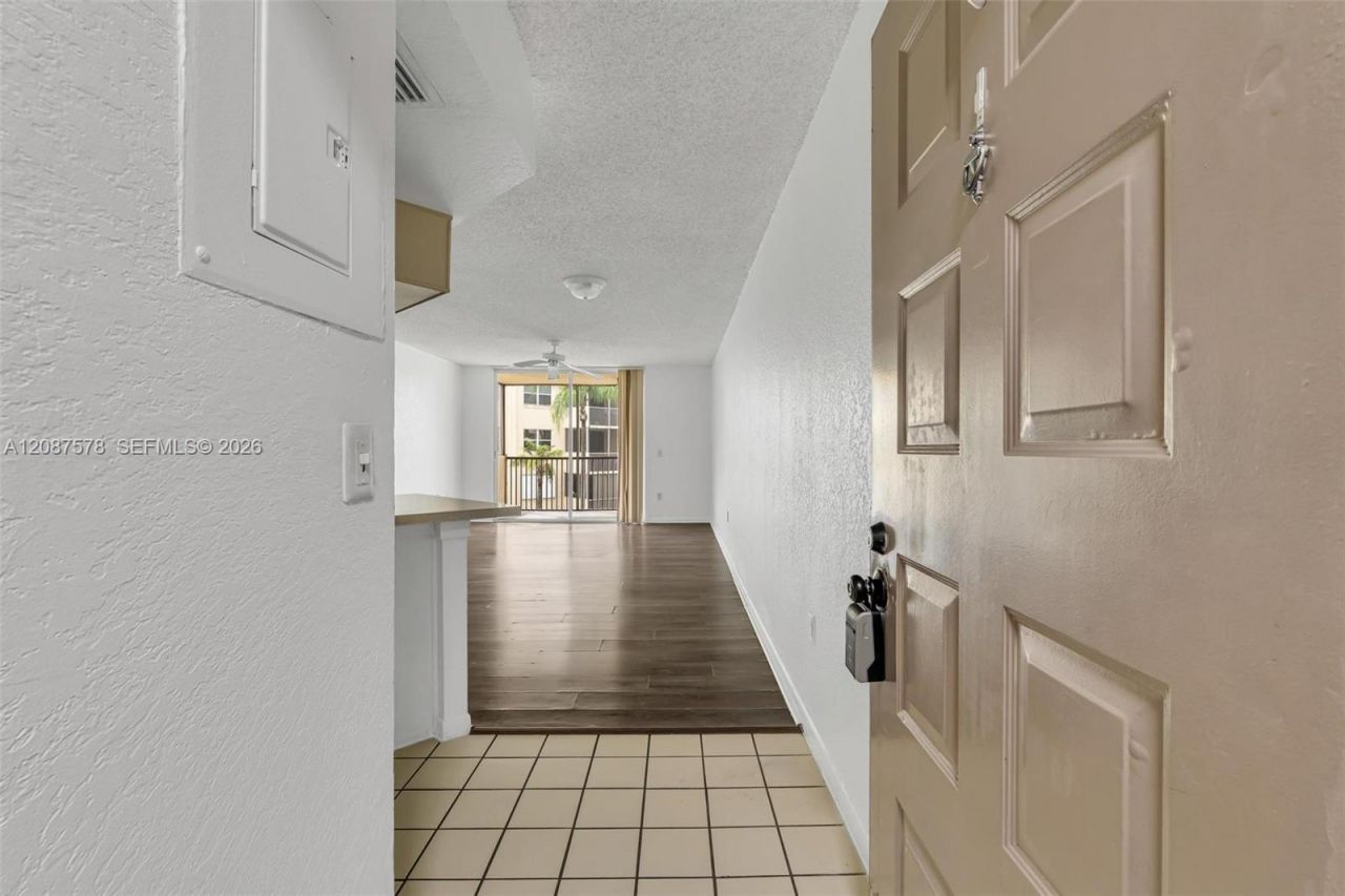 8255 Lake Dr , Unit 304, Doral, FL 33166 Photo