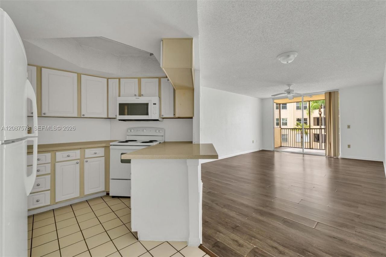 8255 Lake Dr , Unit 304, Doral, FL 33166 Photo