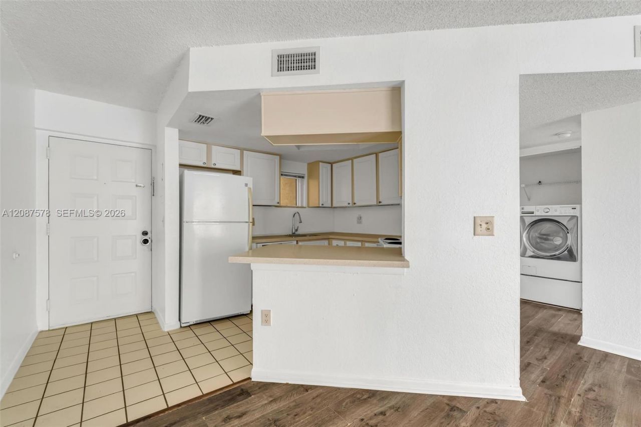 8255 Lake Dr , Unit 304, Doral, FL 33166 Photo