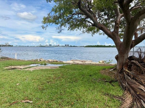 10875 N Bayshore Dr , Miami, FL 33161