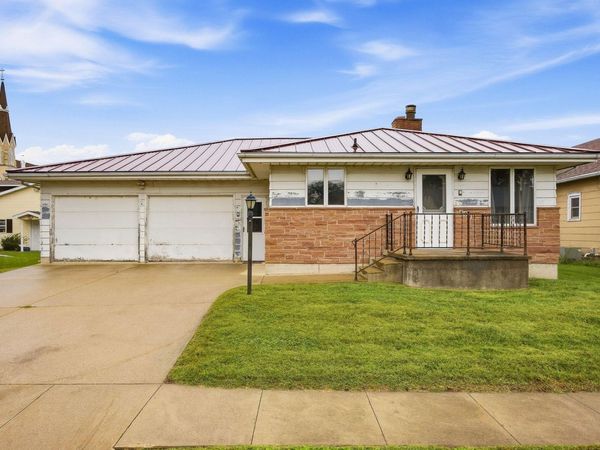 404 NW 2nd Avenue, Cascade, IA 52033