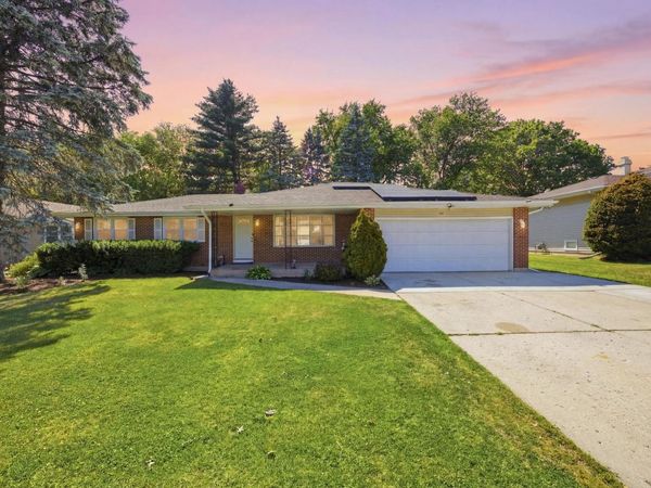 904 Chippewa Drive , Elgin, IL 60120