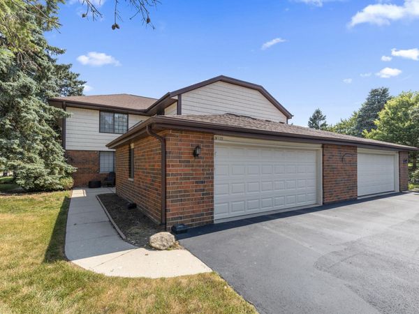 8122 S Legend Dr, Franklin, WI 53132
