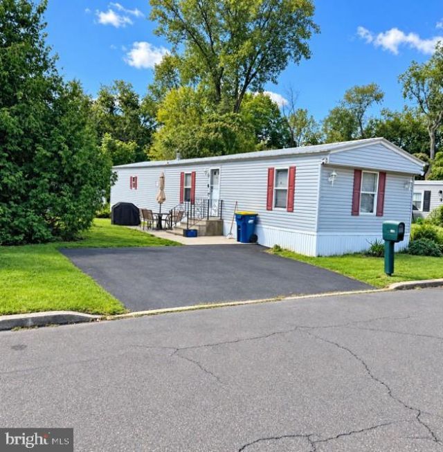 9911 LINDLEY DRIVE , MORRISVILLE, PA 19067