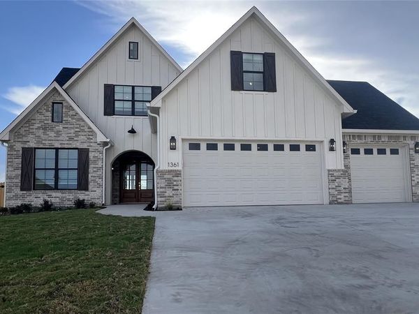 1361 Red Rock Road , Hewitt, TX 76643