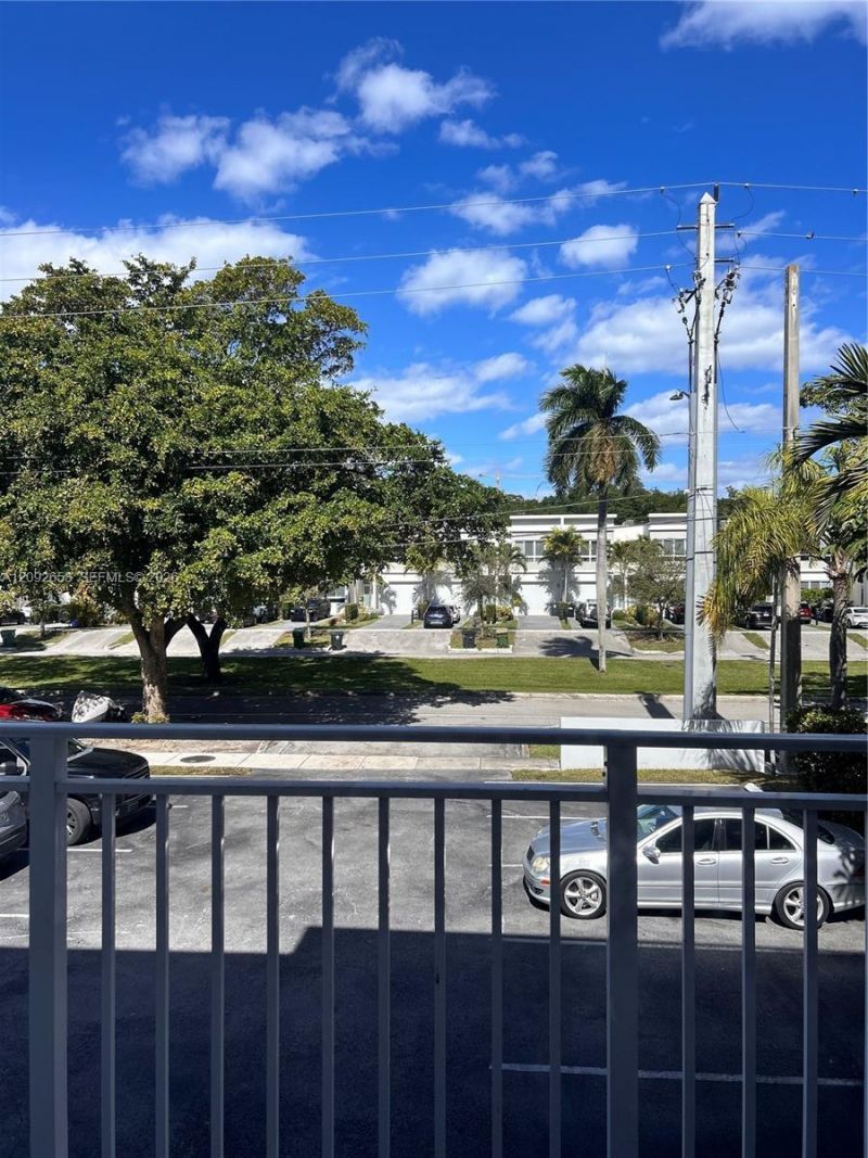 2430 NE 135th St, Unit 201, North Miami, FL 33181 Photo