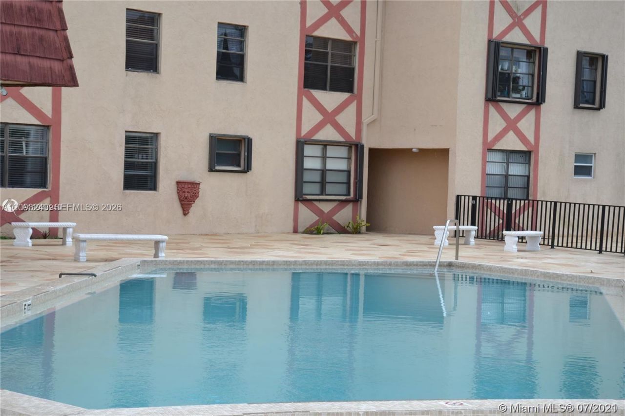 1325 W 68th St , Unit 221, Hialeah, FL 33014 Photo
