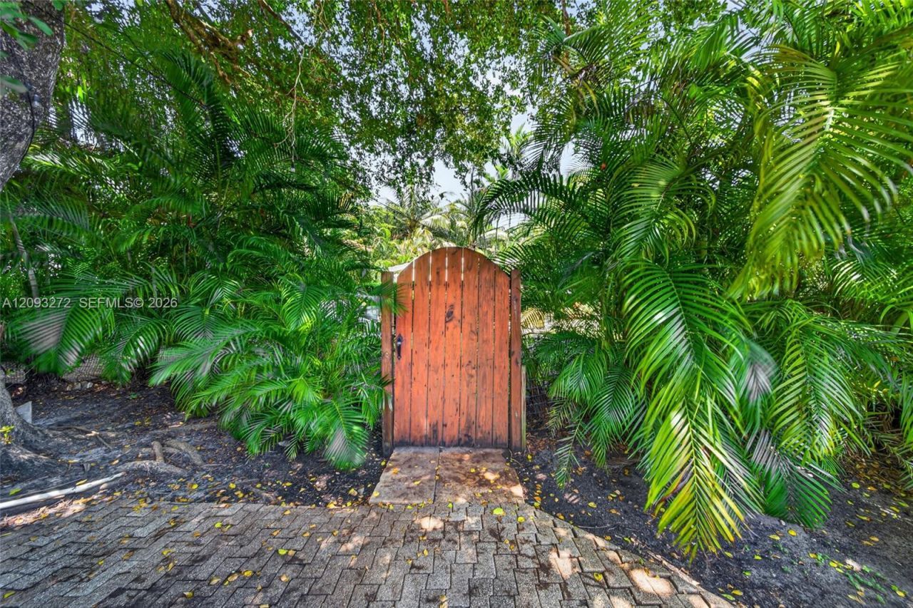 1103 NE 118th St, Biscayne Park, FL 33161 Photo