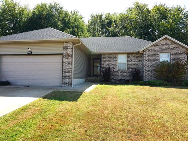 230 E Lapis Avenue , Republic, MO 65738
