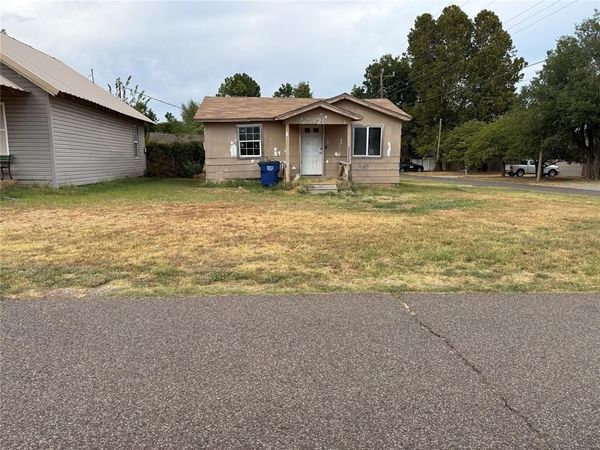121 E Perry Lane, Mustang, OK 73064