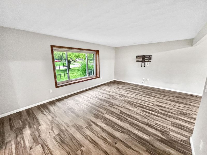 6800 Curtwood Drive, Tipp City, OH 45371 Photo 8