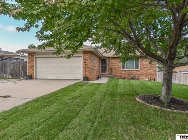5214 English Drive, Lincoln, NE 68516