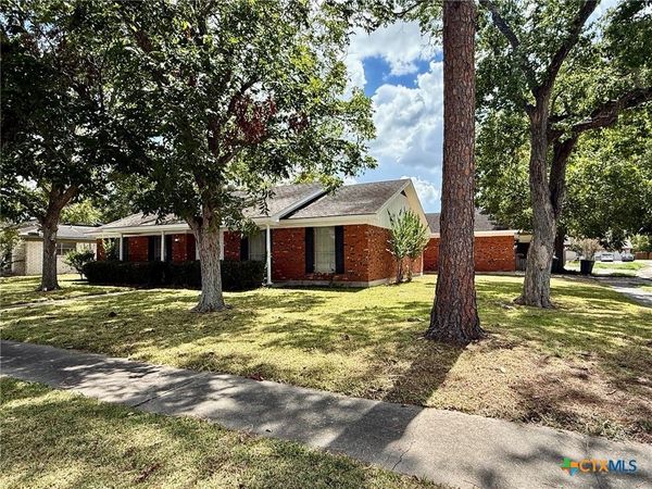 101 Longfellow Lane , Victoria, TX 77904