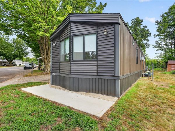 10597 Peachtree Street, Plainwell, MI 49080