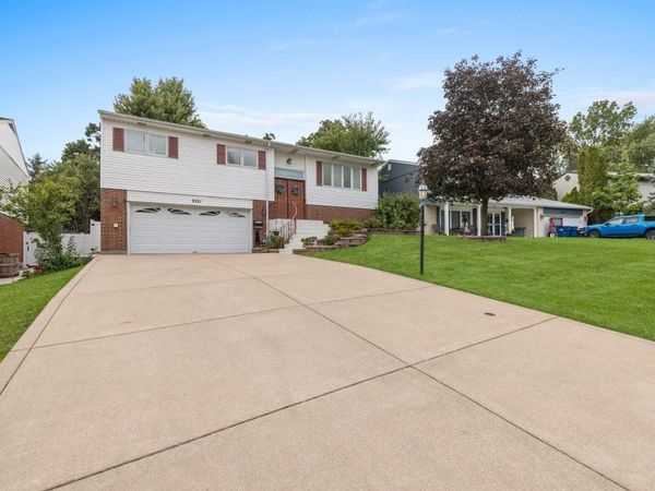 9121 Forest Drive, Hickory Hills, IL 60457