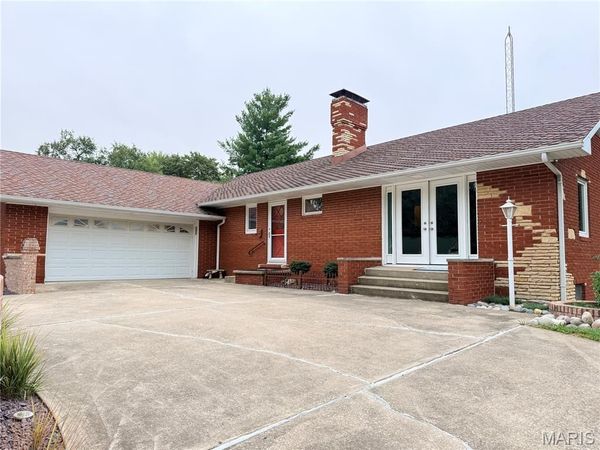 110 W Teak Street , Thayer, IL 62689