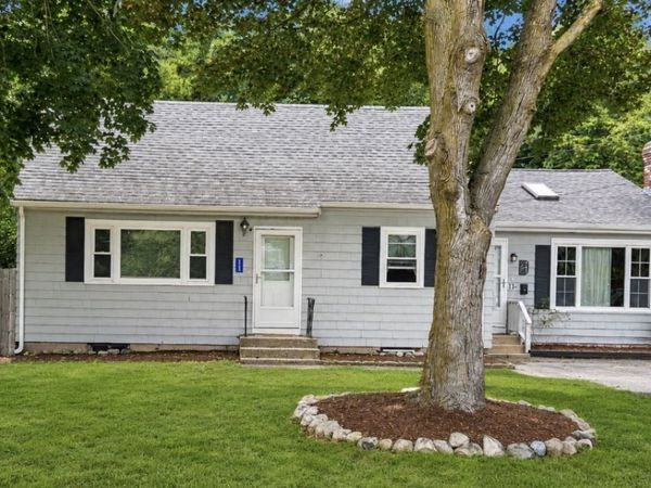 11 Munroe Dr, Plainville, MA 02762