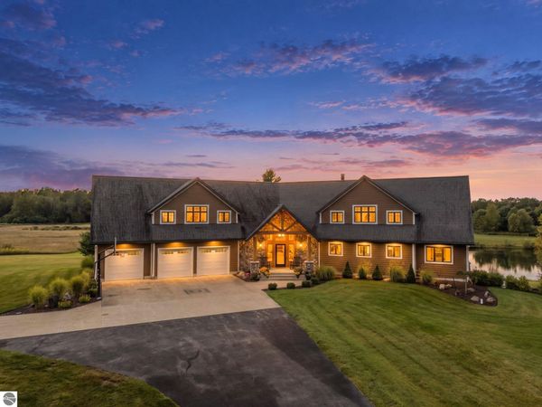 9542 33 Road S, Cadillac, MI 49601