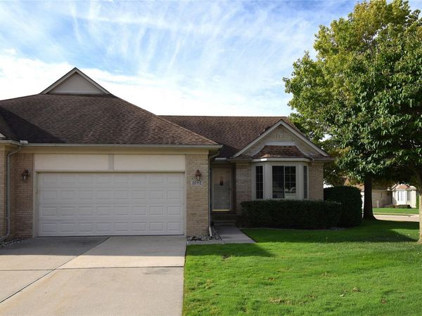 30112 Raintree Circle , Chesterfield Township, Mi 48047