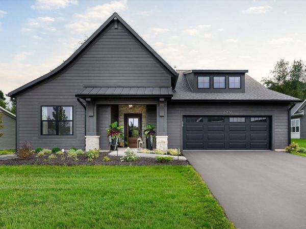 4704 Knapp Bluff Drive NE, Grand Rapids, MI 49525