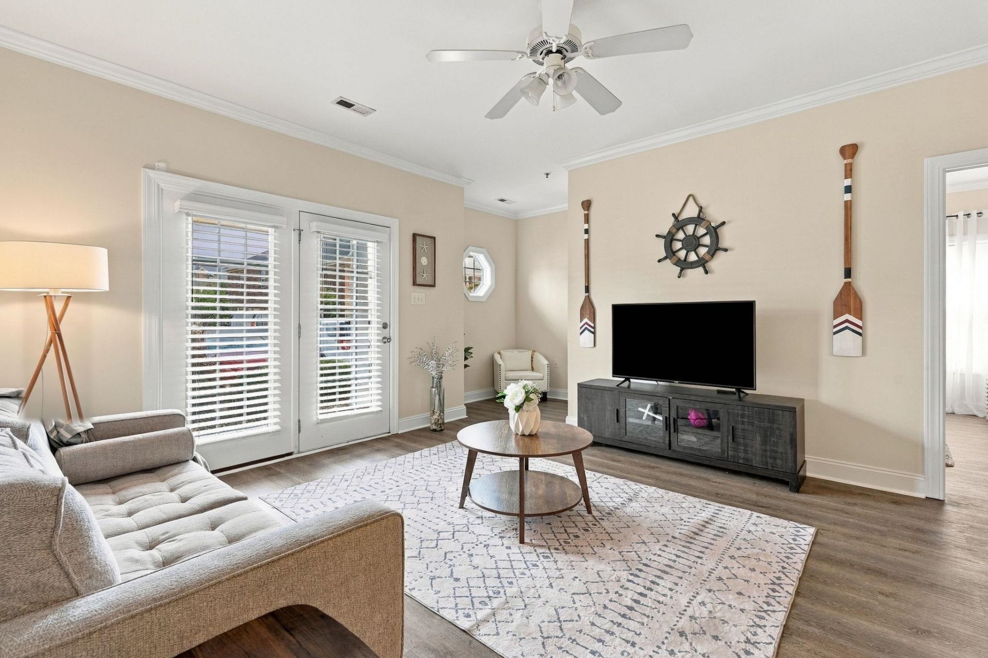 2033 Silvercrest Dr. Photo 4