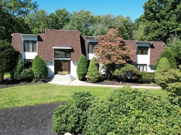 690 Orchard Ln, Franklin Lakes, NJ 07417