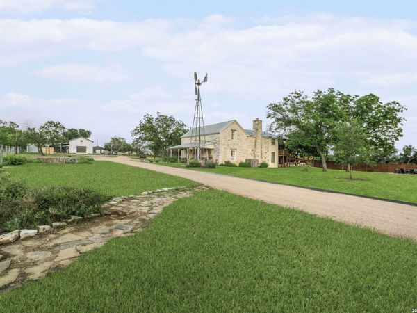 271 SMOKEHOUSE RD, Fredericksburg, TX 78624