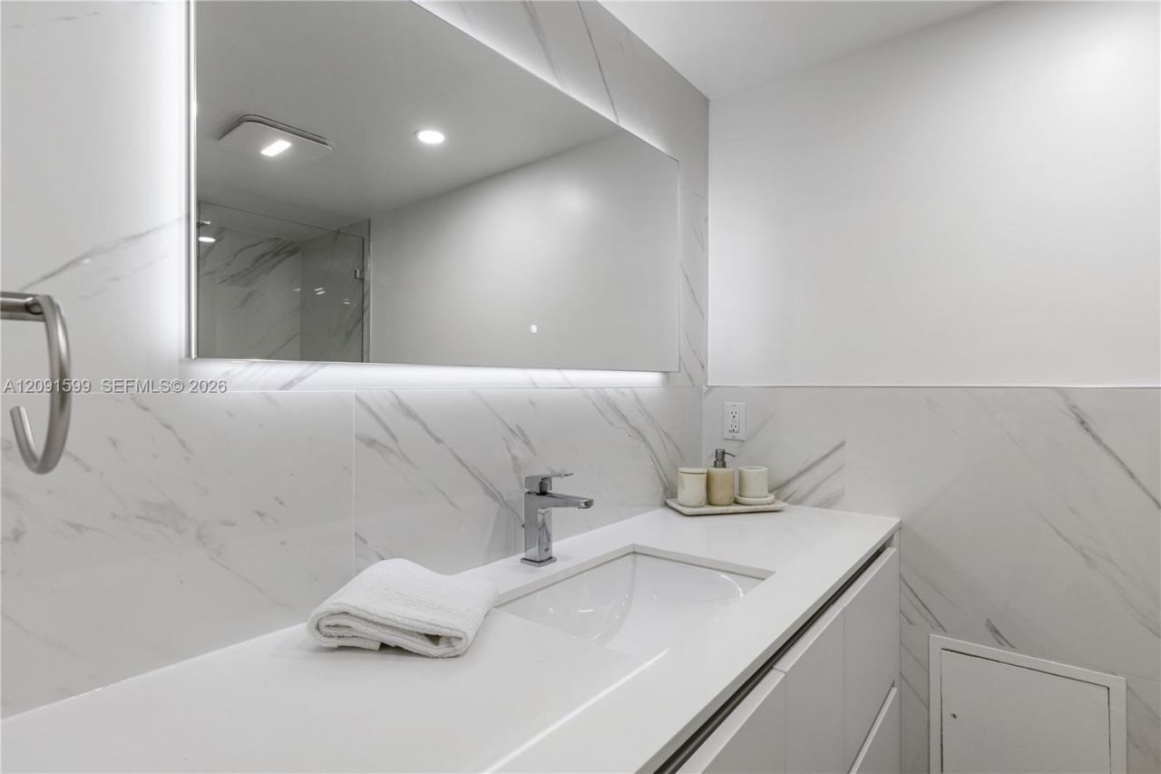 2301 Collins Ave , Unit 318, Miami Beach, FL 33139 Photo