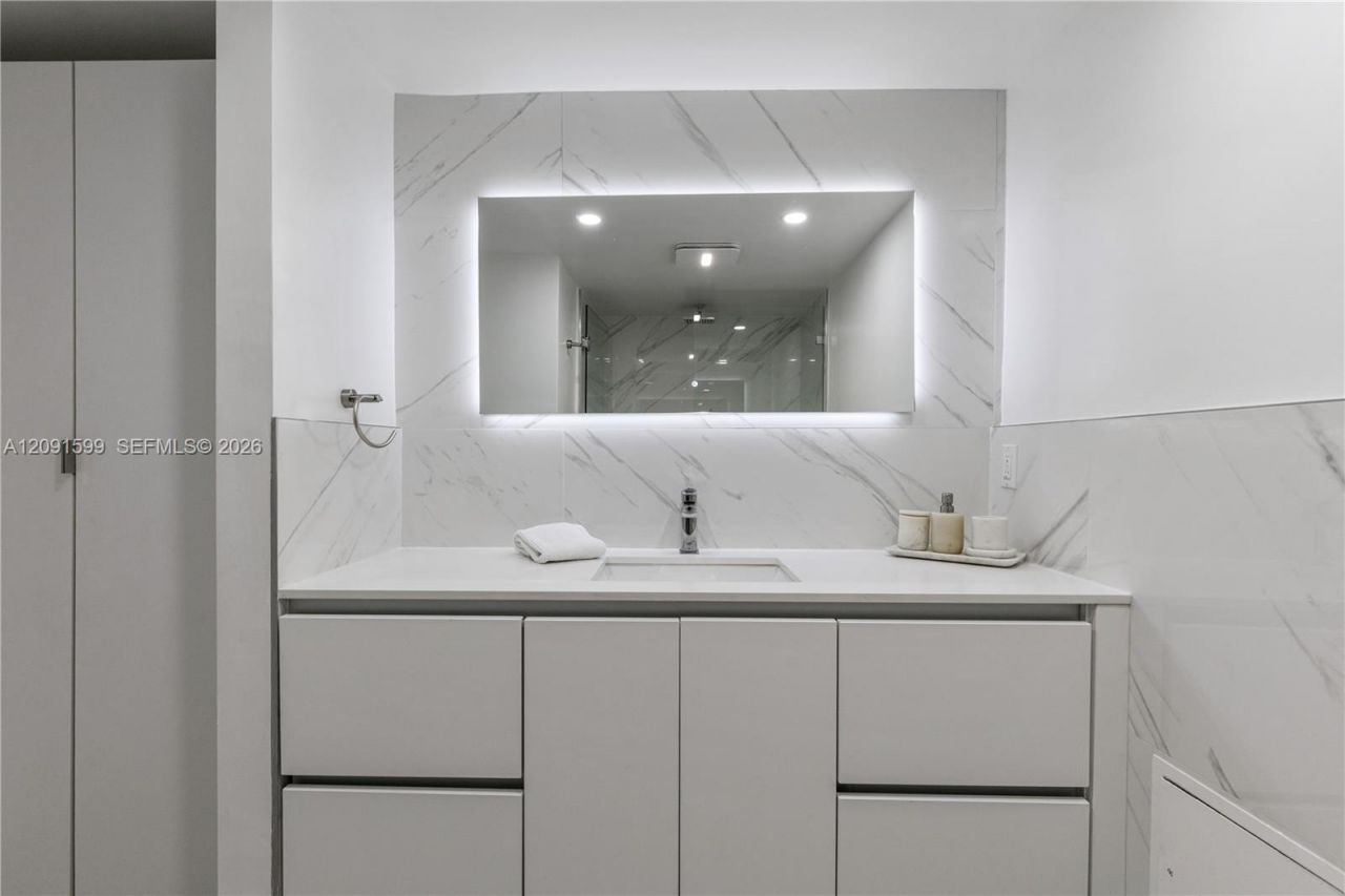 2301 Collins Ave , Unit 318, Miami Beach, FL 33139 Photo