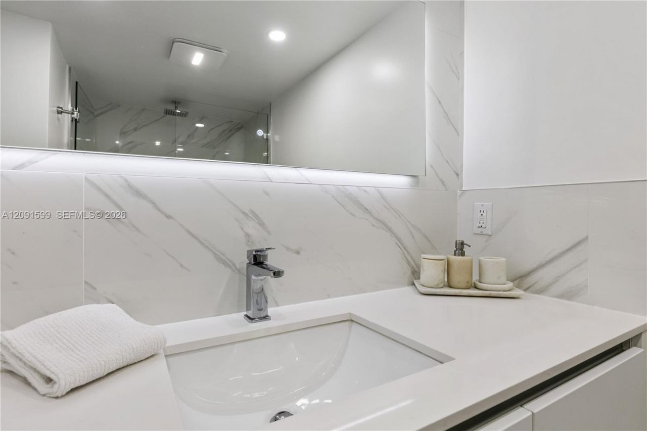2301 Collins Ave , Unit 318, Miami Beach, FL 33139 Photo