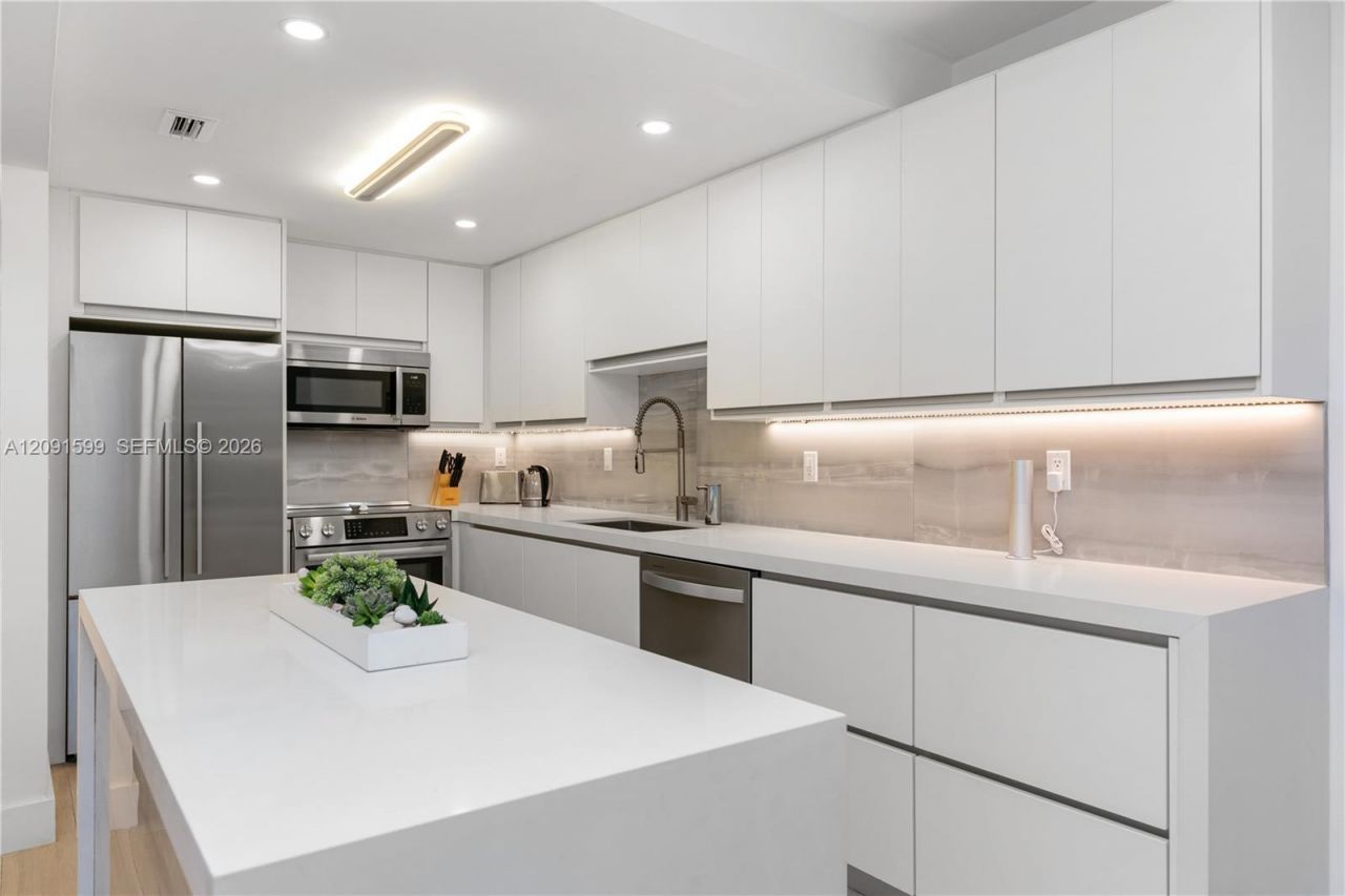 2301 Collins Ave , Unit 318, Miami Beach, FL 33139 Photo
