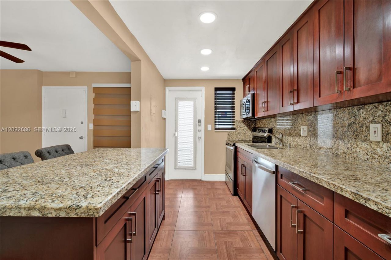 1340 Lincoln Rd , Unit 207, Miami Beach, FL 33139 Photo
