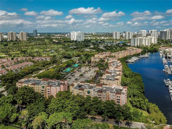 19555 E Country Club Dr , Unit 8202, Aventura, FL 33180