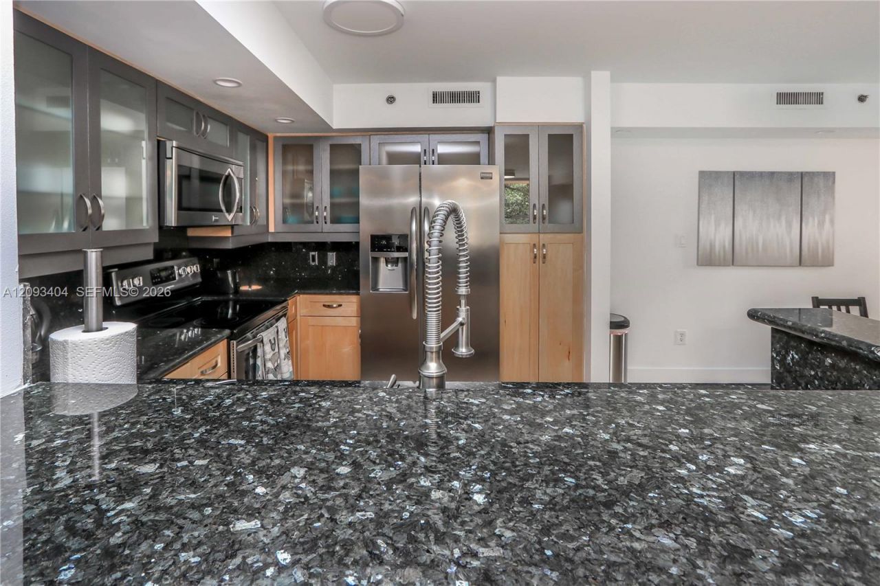 19555 E Country Club Dr , Unit 8202, Aventura, FL 33180 Photo
