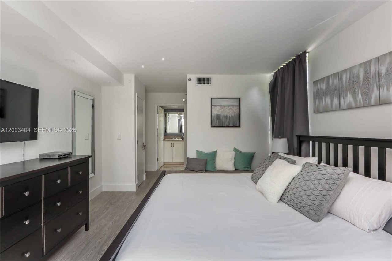 19555 E Country Club Dr , Unit 8202, Aventura, FL 33180 Photo