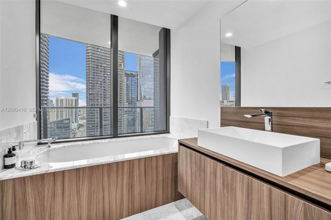 1000 Brickell Plz , Unit 3112, Miami, FL 33131 Photo