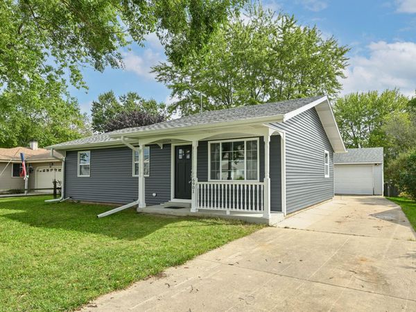 6901 Middle Rd, Caledonia, WI 53402
