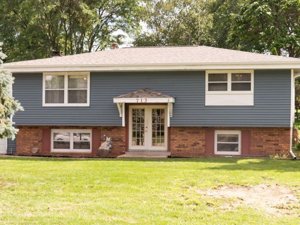 713 Oxford Dr, Hartland, WI 53029