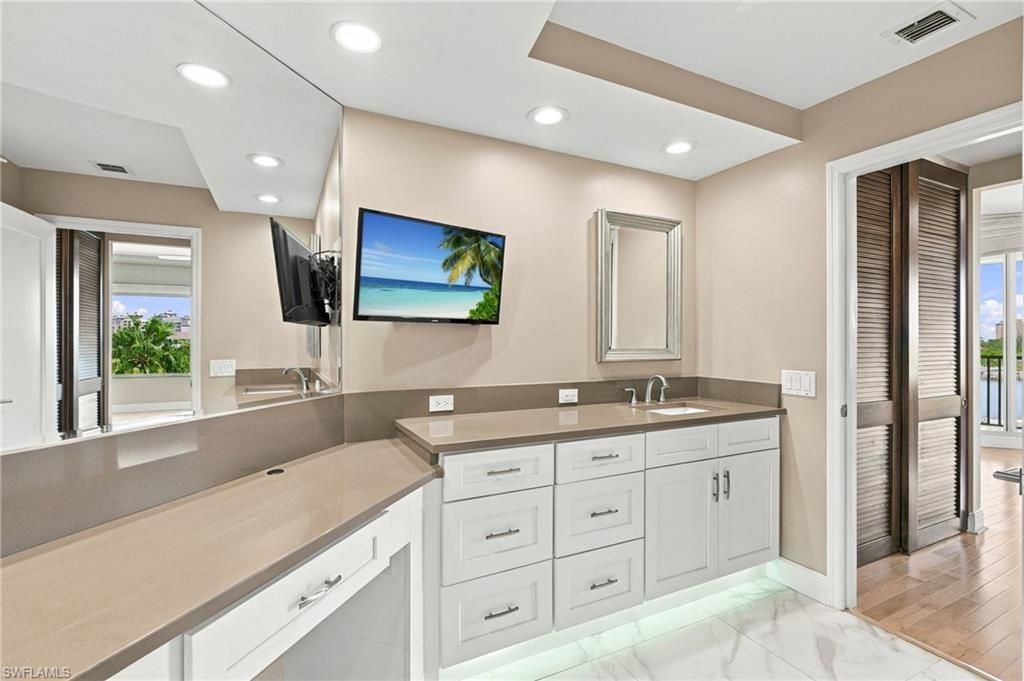 430 Cove Tower Dr, Unit 501, Naples, FL 34110 Photo