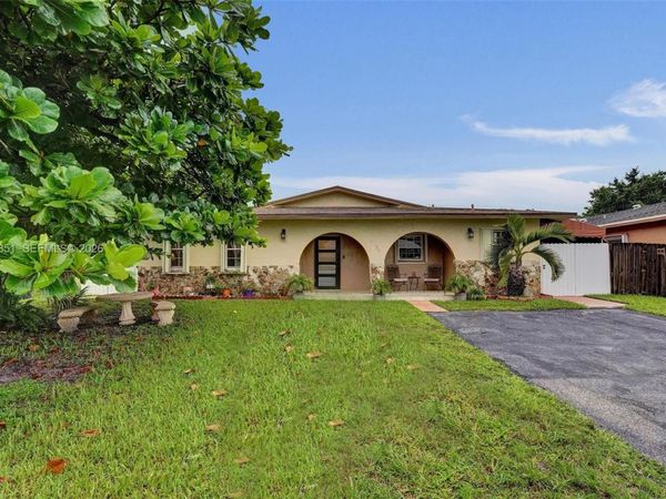 4620 SW 43rd Ter , Dania Beach, FL 33314