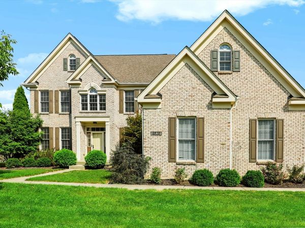 8838 Pin Oak Drive , Zionsville, IN 46077