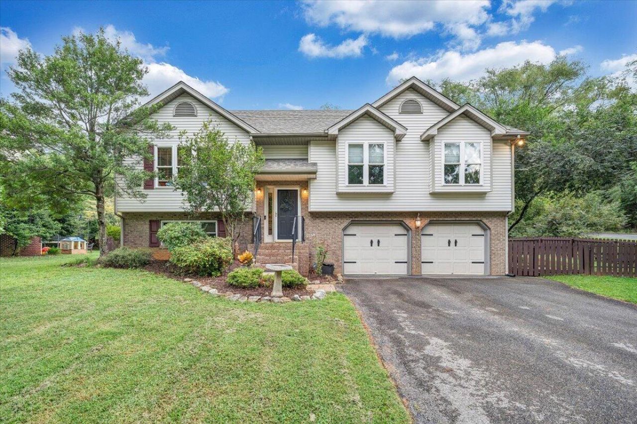 1324 Trevino Dr Ne, Roanoke, VA 24019 Main Photo