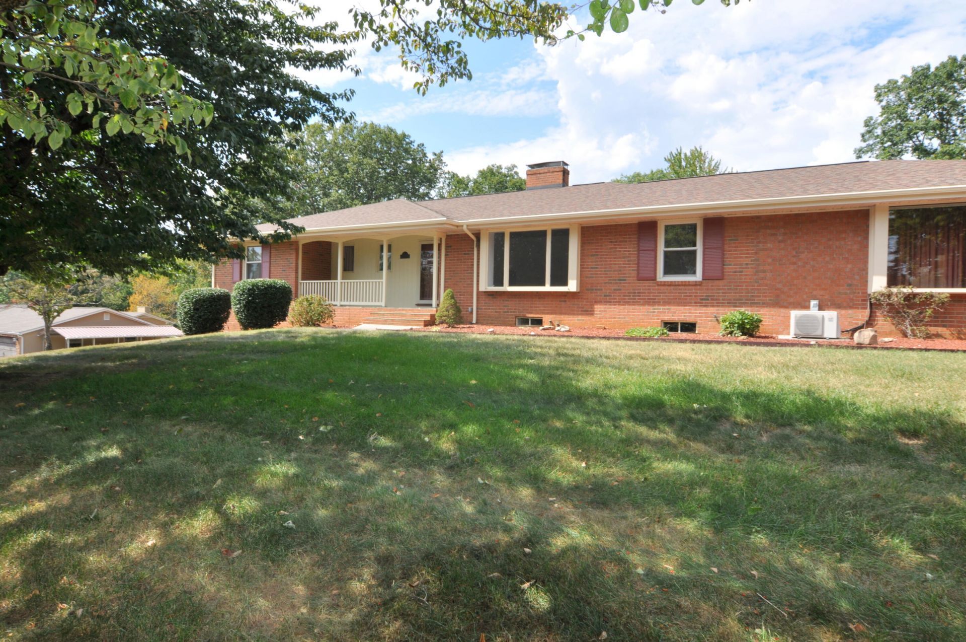1872 Oak Dr, Salem, VA 24153 Main Photo