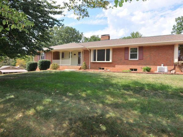 1872 Oak DR, Salem, VA 24153